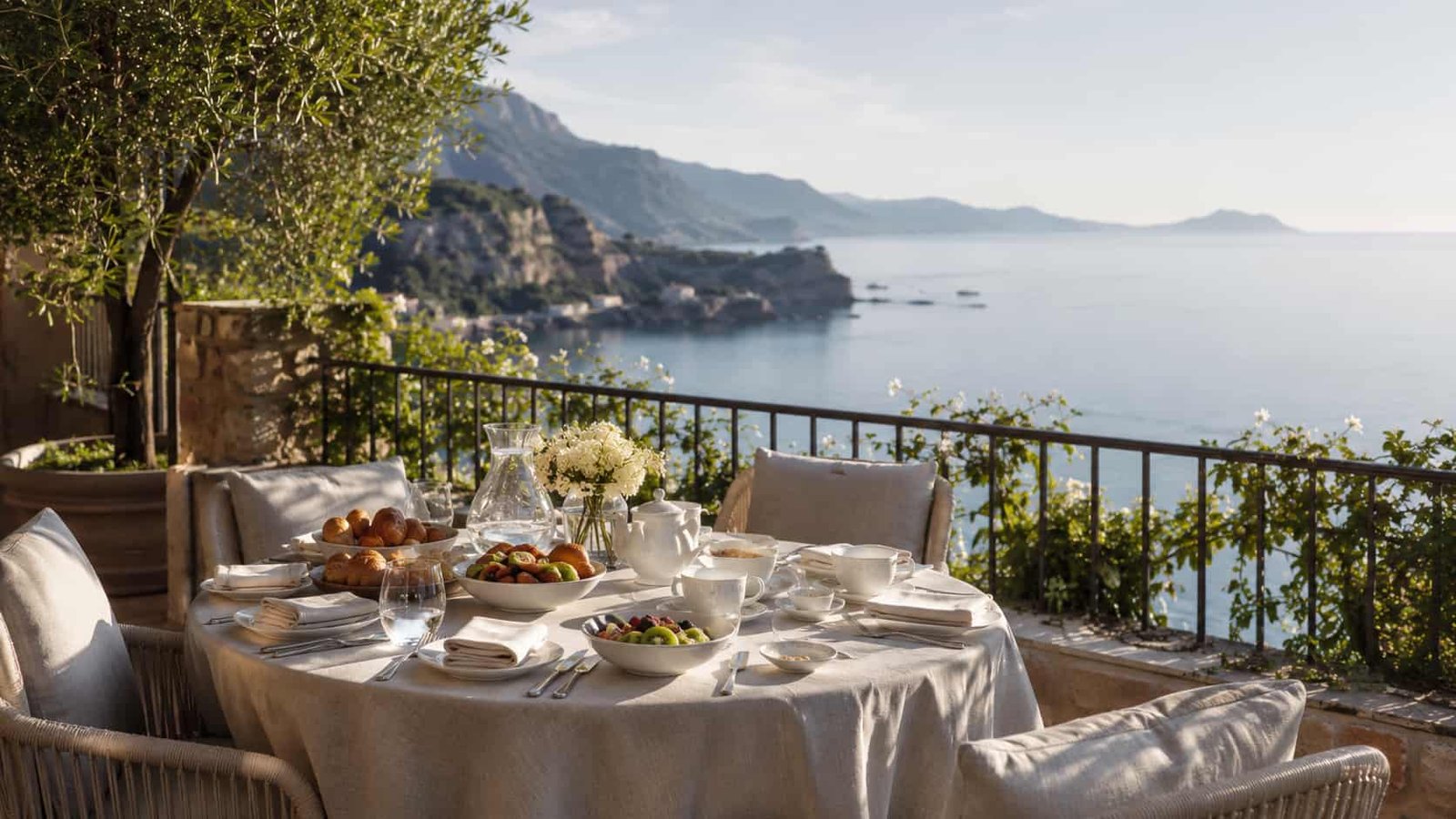 Stilvolles Frühstück auf privater Terrasse mit weiter Aussicht, hochwertiger Tableware und ruhiger Morgenstimmung.