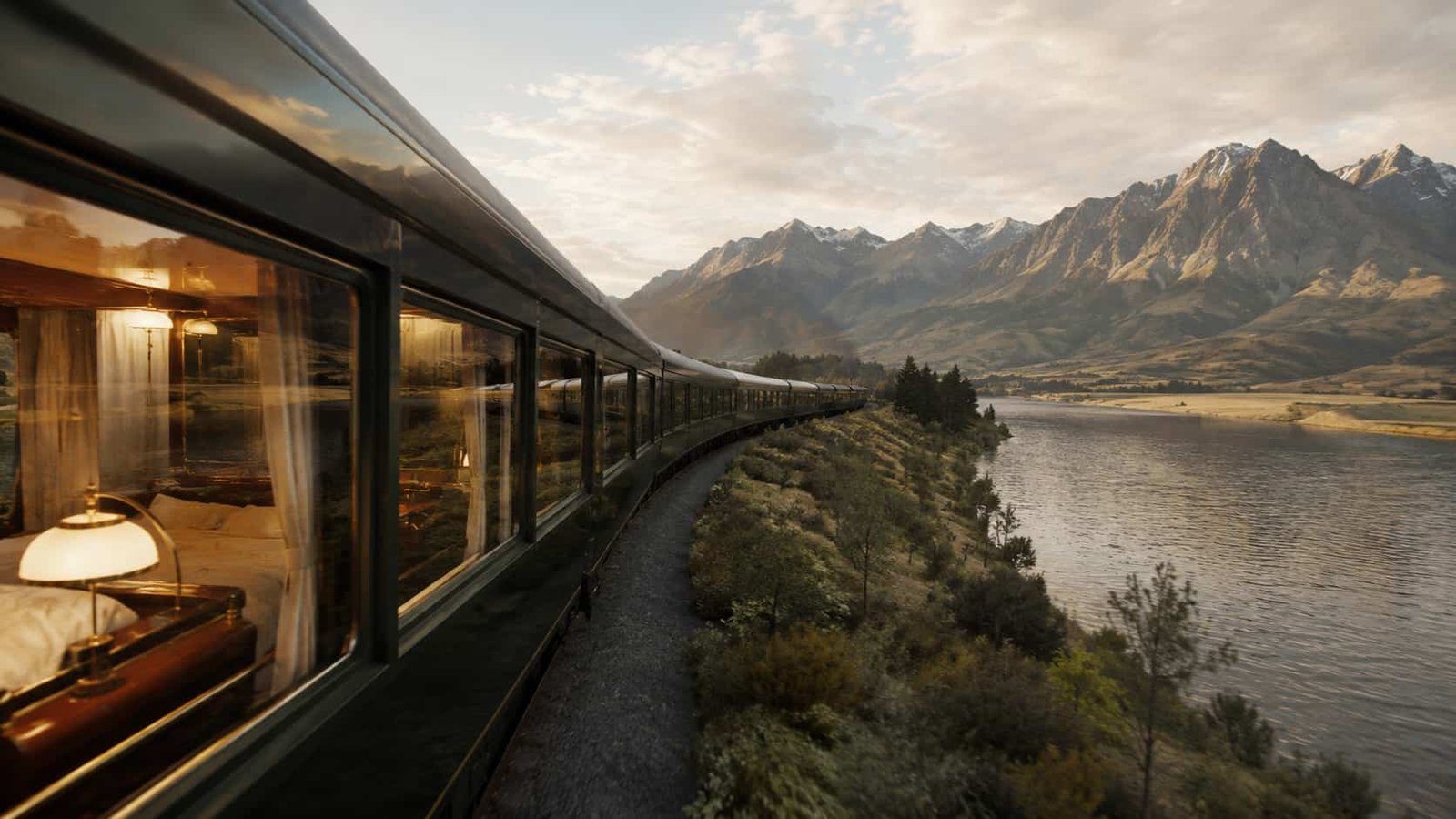 Luxuriöser Zug auf landschaftlich spektakulärer Strecke mit eleganten Waggons, großen Fenstern und kultivierter Slow-Travel-Atmosphäre.