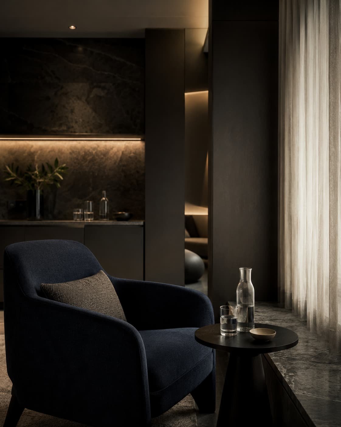 Exklusiver privater Regenerationsraum mit Naturstein, indirektem Licht und ruhiger Lounge-Atmosphäre.